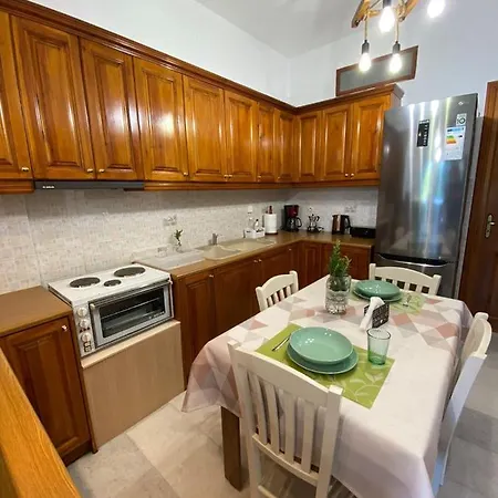 On The Road House Aperathos